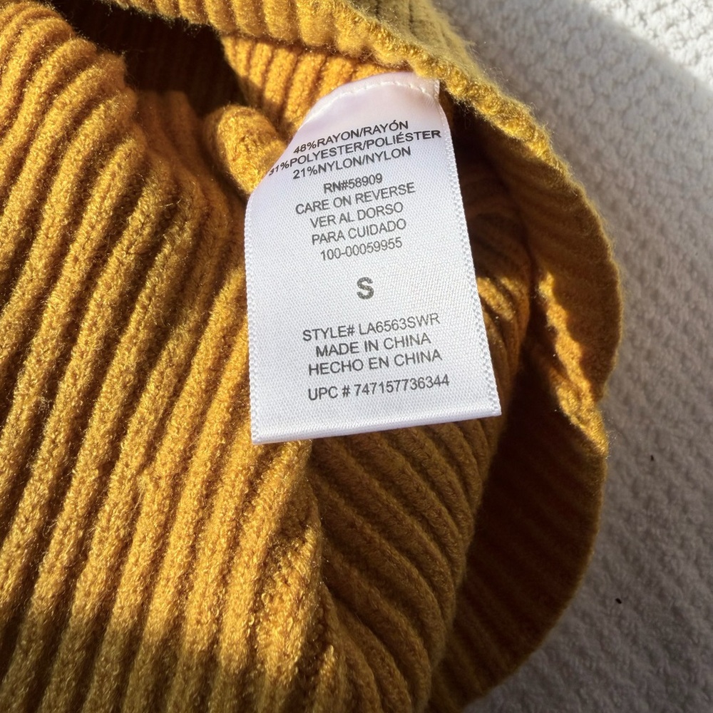 Gold Sweater - Picture 2 of 2